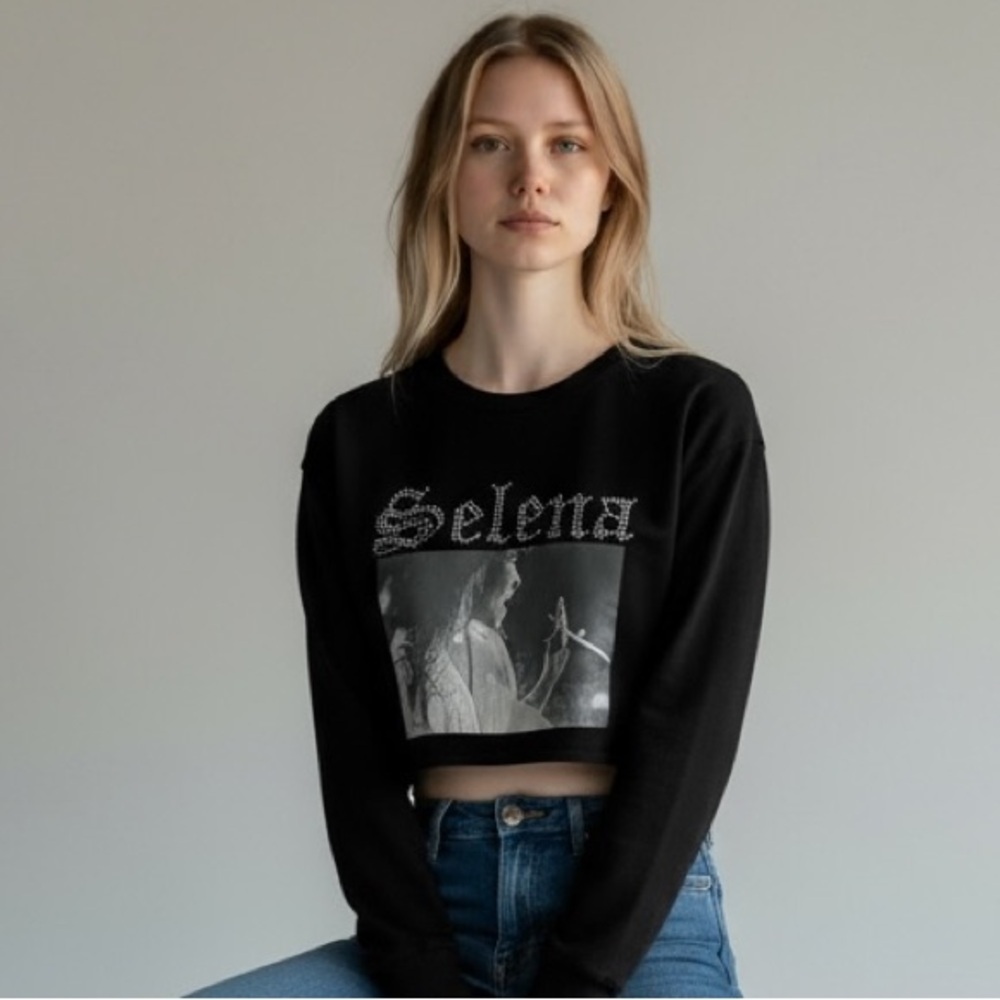 SELENA OFFICIAL MERCHANDISE - 2019 - BLACK WITH RHINESTONES‎ LONG SLEEVE CROP B9